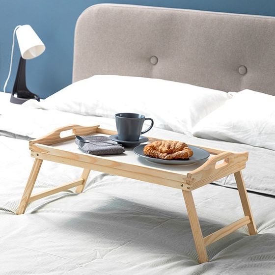 Drewniany stolik śniadaniowy do łóżka