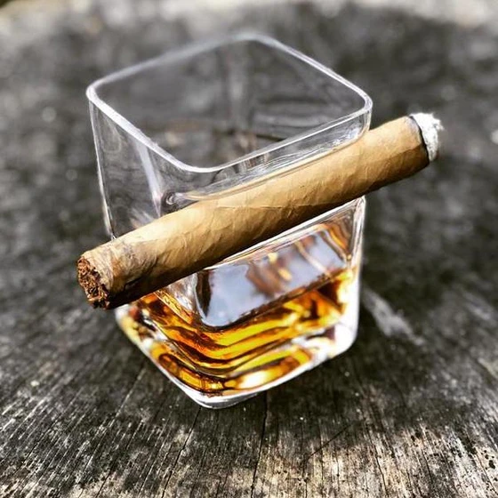 Szklanka do whisky z miejscem na cygaro